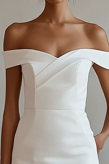 Robe courte moulante blanche à épaules dénudées